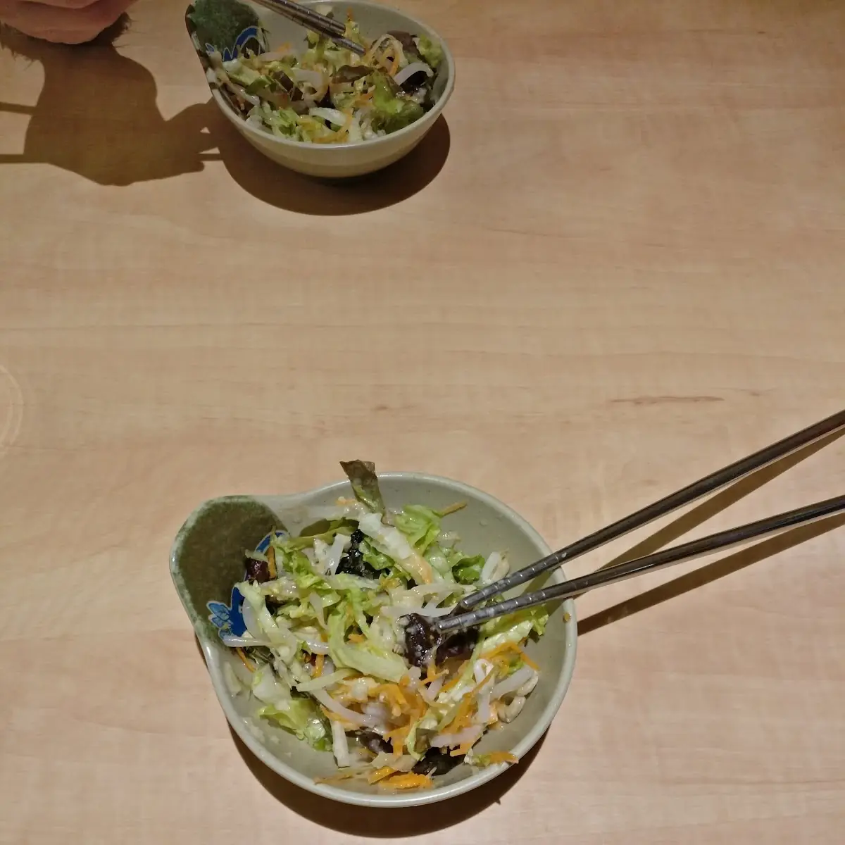 Gratis Salat Als Vorspeise Mit Metall Stäbchen