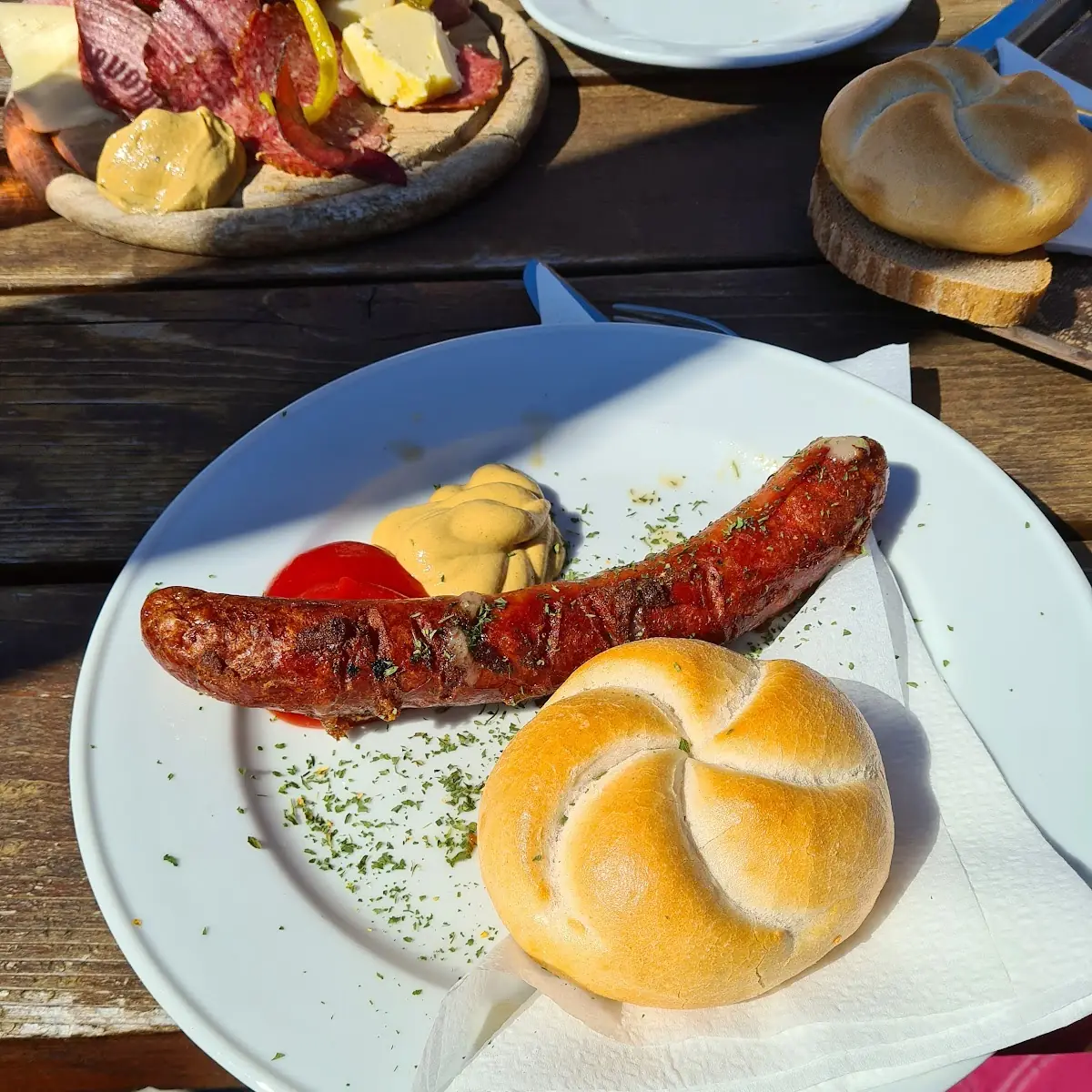 Käsekrainer Mit Brötchen
