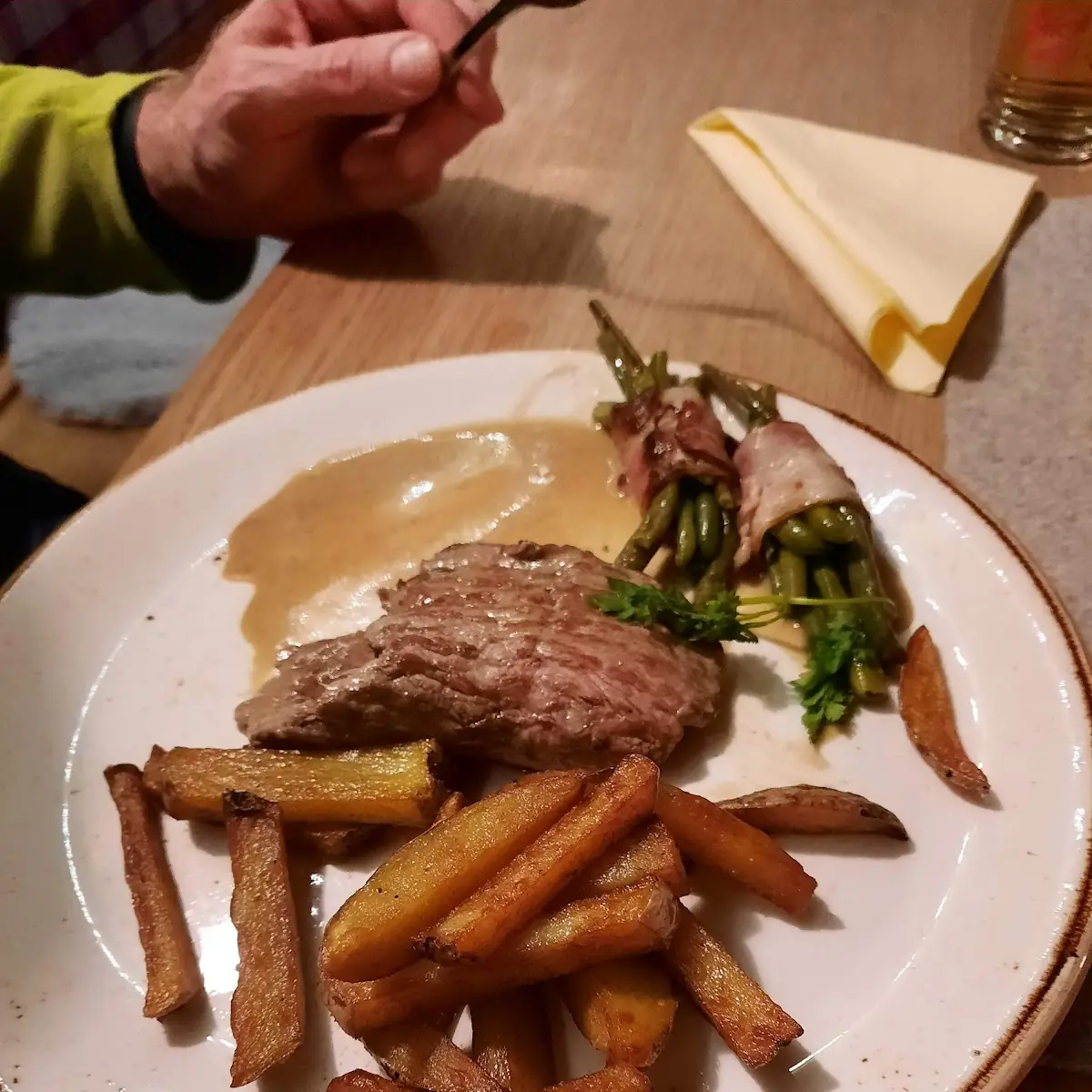 Rinderbraten Mit Speckbohnen Und Selbstgemachten Pommes