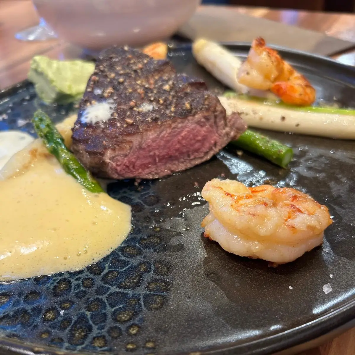 Filetsteak Mit Garnelen Und Spargel