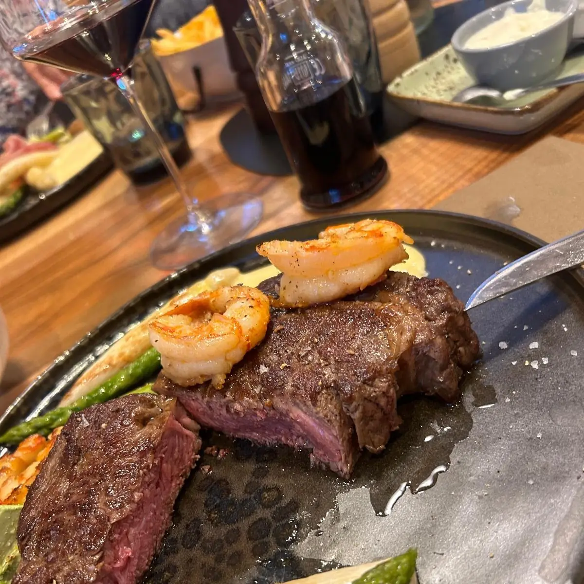 RIB Eye Steak Mit Garnelen Und Spargel