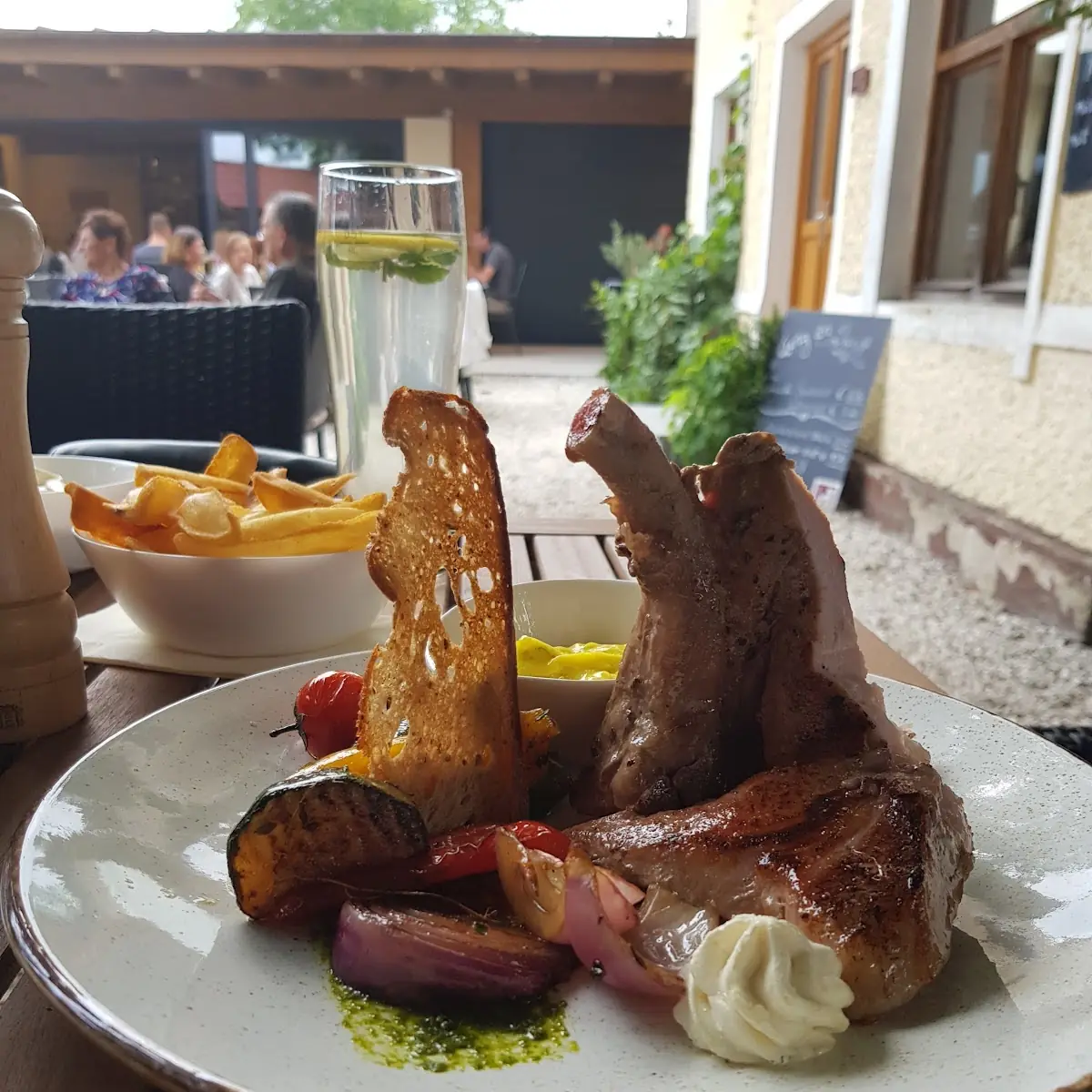 Schweinesteak Mit Pommes