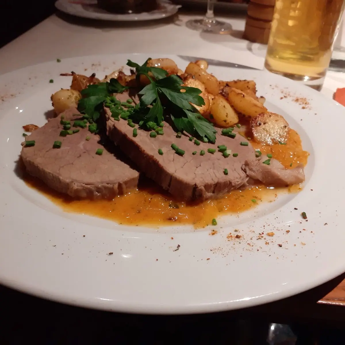 Gekochtes Rindfleisch Auf Kürbisgemüse Mit Rösti