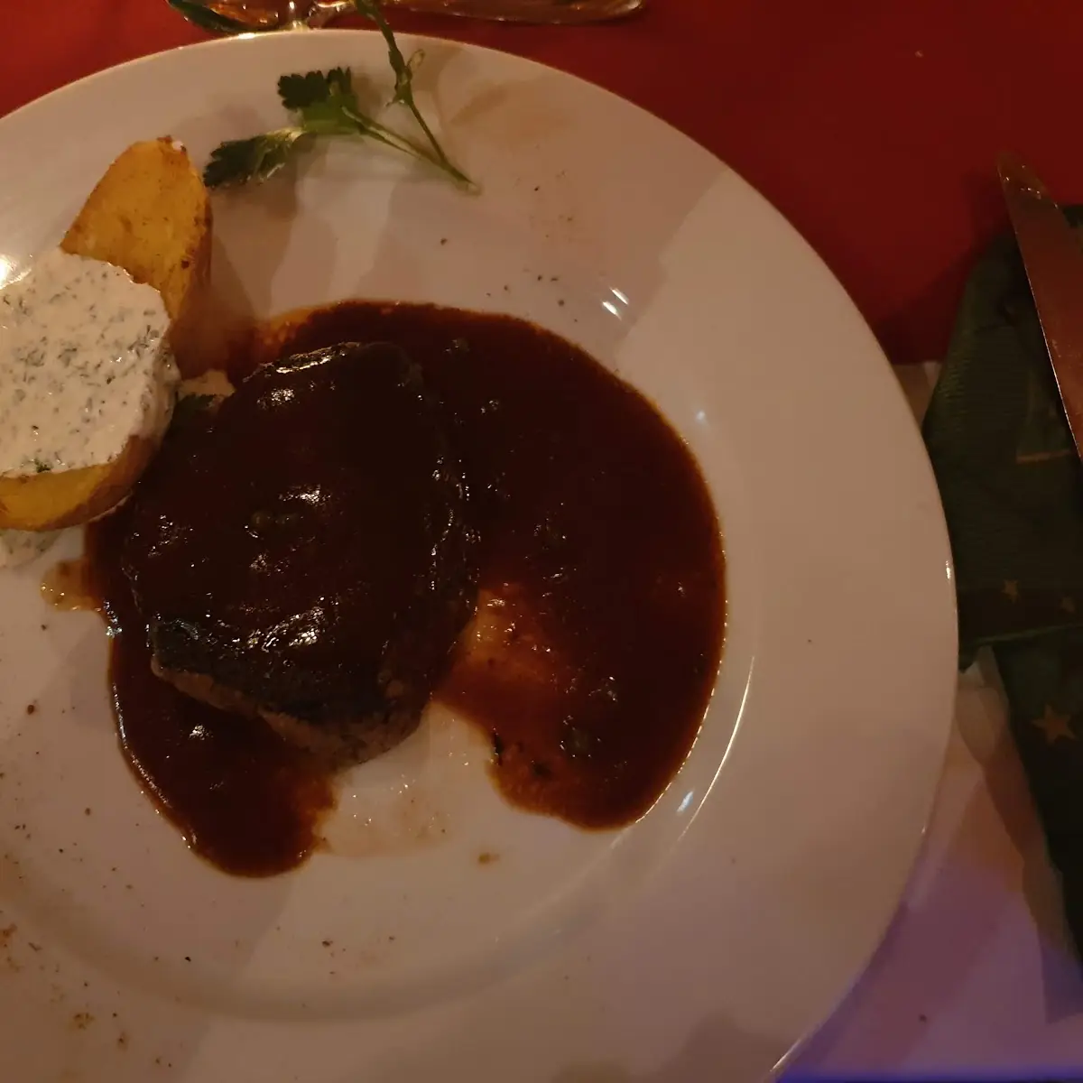 Rinderfilet Mit Rotweinsouße Und Ofenkartoffel