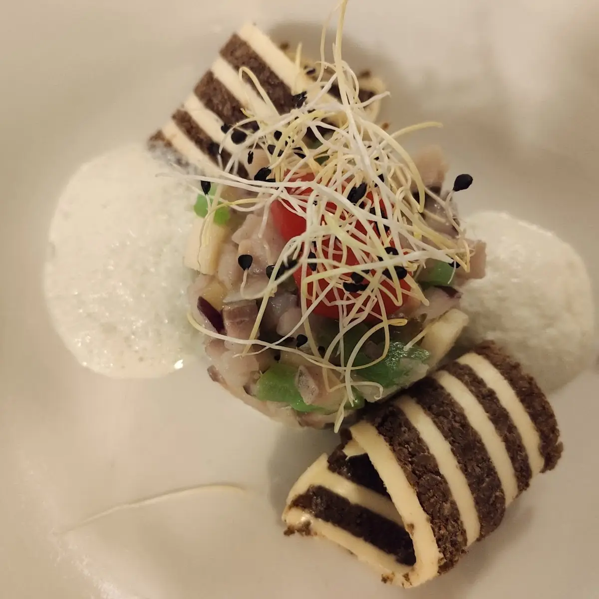 Matjes Tartar Mit Pumpernickel-butter-streifen