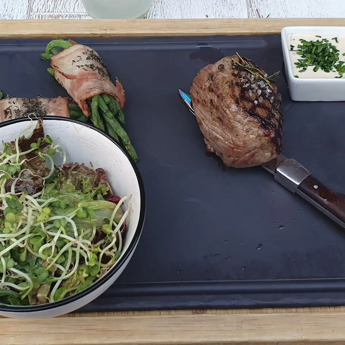 Hüftsteak Mit Gewählten Beilagen