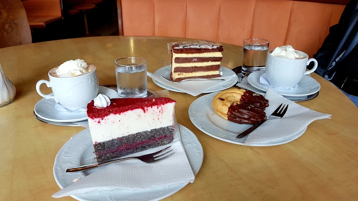 Dirndl Mohn- Und Miraner Torte Dazu Kakao Mit Sahne