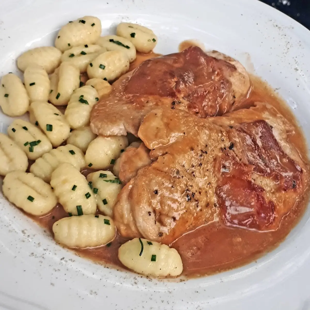 Putenbrust Im Speckmantel Mit Gnocchi