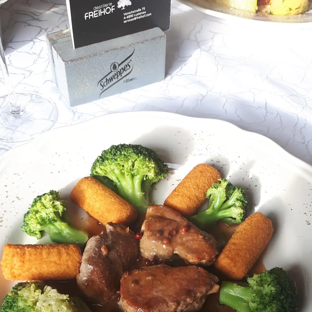 Schweinemedaillons Mit Kroketten Und Brokkoli