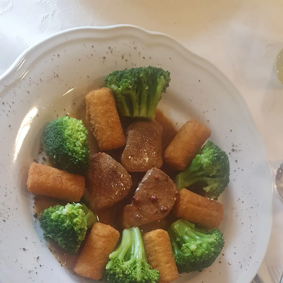 Schweinsmedaillons In Pfeffersoße Mit Krokketten Und Broccoli