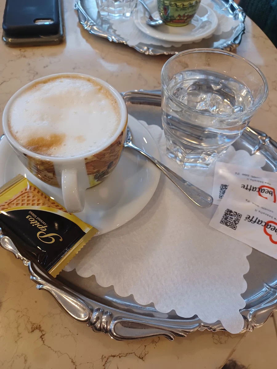 Cappuccino Servito Con Acqua
