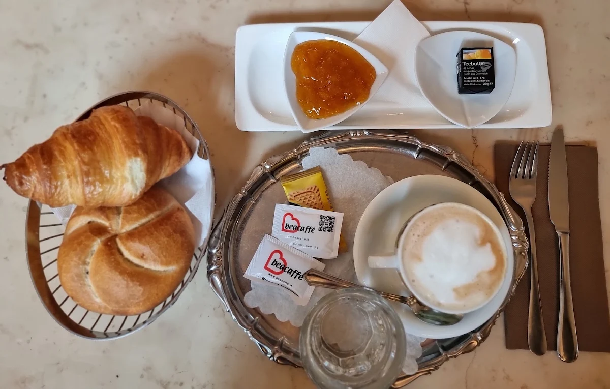 Französisches Frühstück Mit Cappuccino