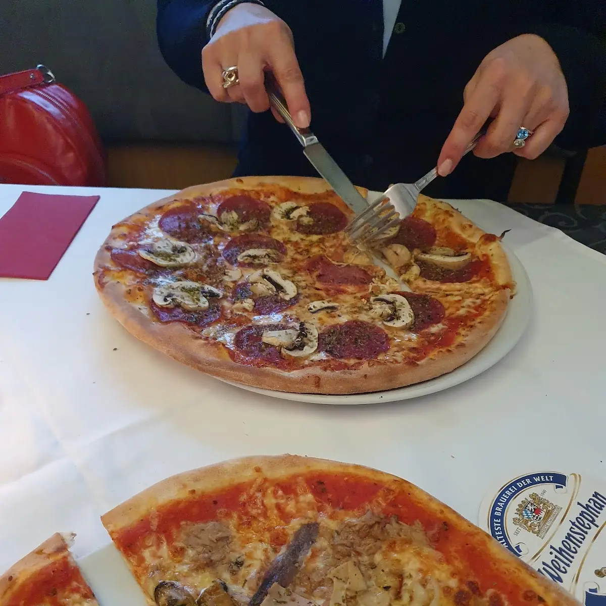 Pizza Mit Salami Und Champignons