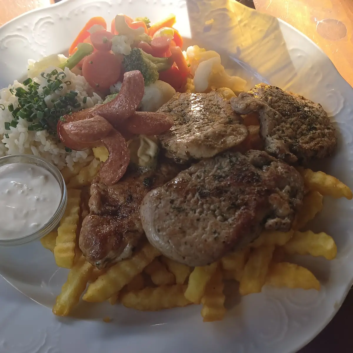 Grillteller Puten Schwein Pommes Reis Gemüse Knoblauch-sauce