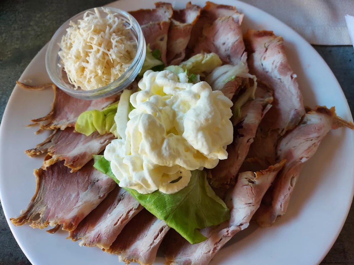 Eine Portion Schweinsbraten