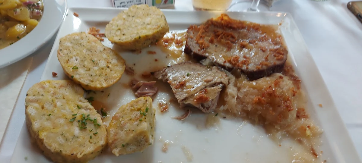 Schweinebraten Mit Serviettenknödel