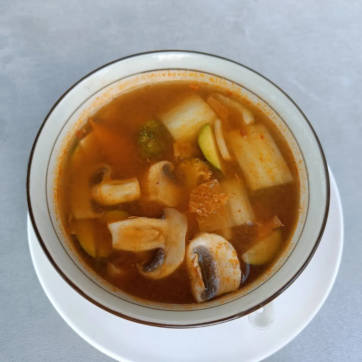 Pikant-säuerliche Suppe