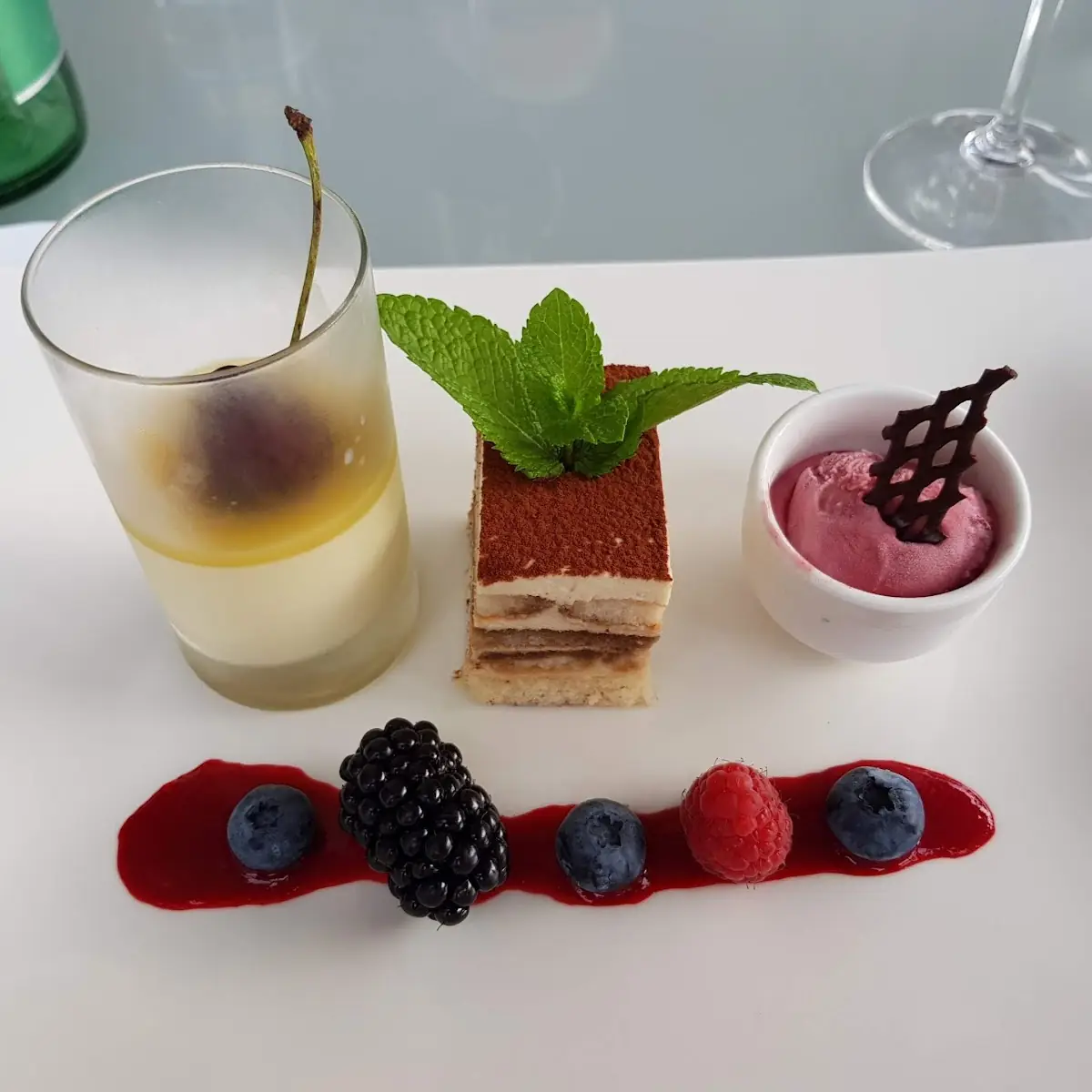 Amaretto-tiramisu Mit Orangen Pannacotta Und Kirschsorbet