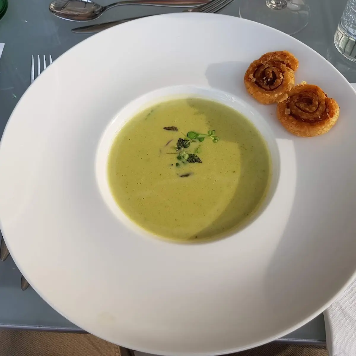 Cremesuppe Von Der Kresse Mit Garnelengebäck