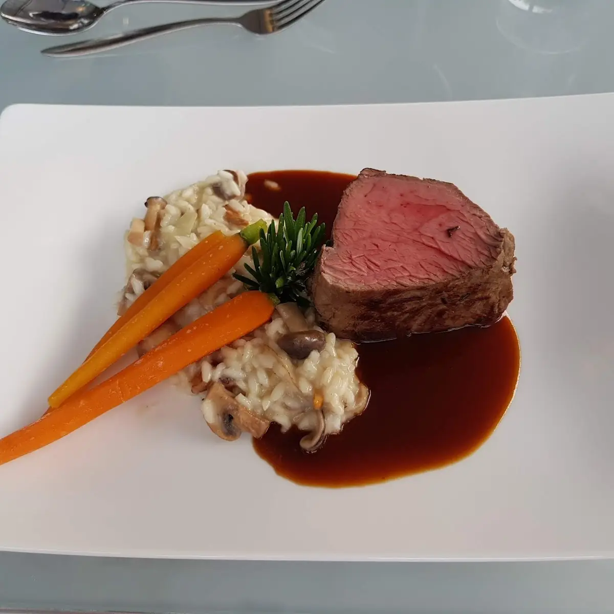 Rindeefilet Auf Pilz-kräuter-risotto Karotten Und Barolojus