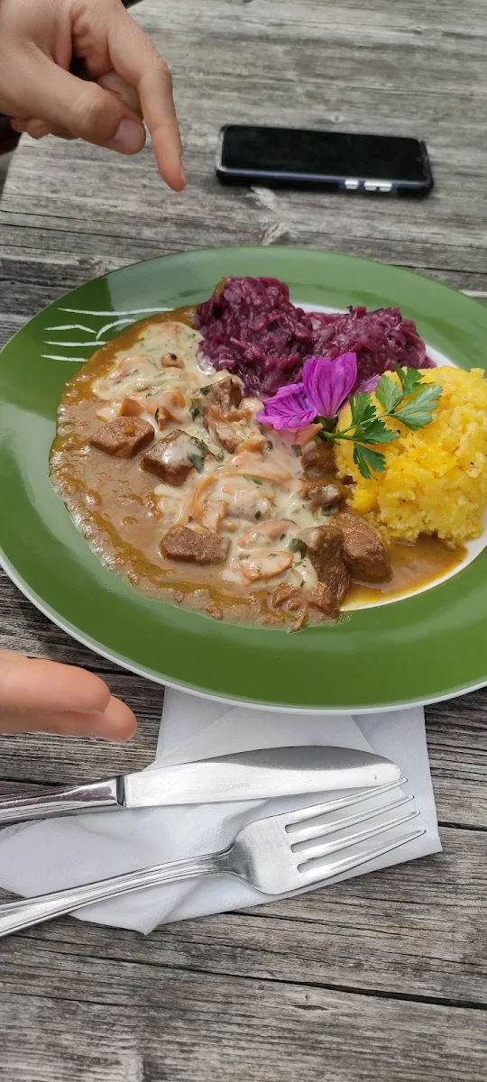 Gulasch Mit Schwammerl Polenta Und Rotkraut