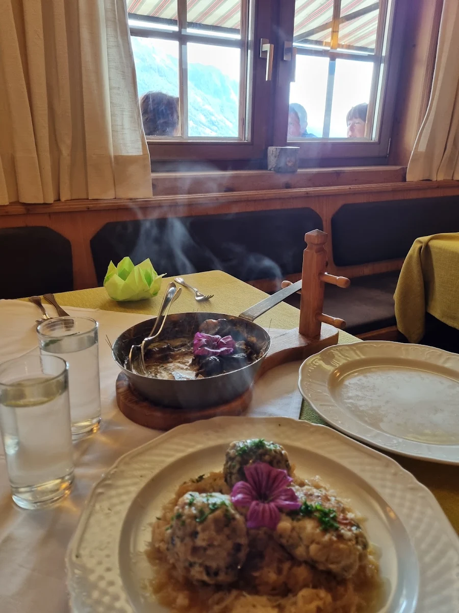 Knödeltrio Auf Sauerkraut