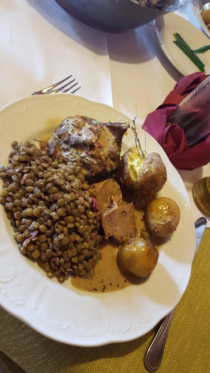 Lamm Im Heubett Mit Specklinsen Und Ofenkartoffeln