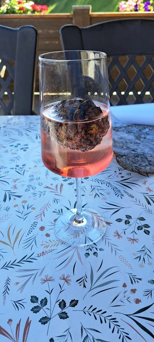 Sekt Mit Zirbenzapfen