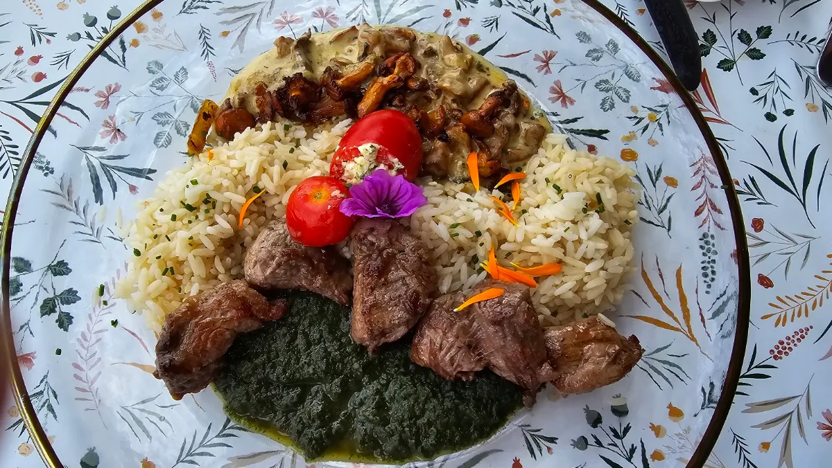 Yin Und Yang Mit Wiesenspinat Und Pfifferlingen