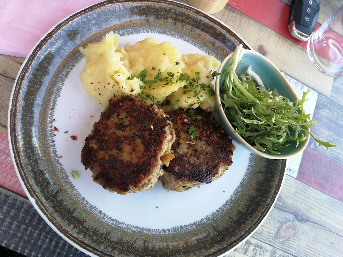 Faschierte Laibchen Mit Kartoffelpüree Und Salat