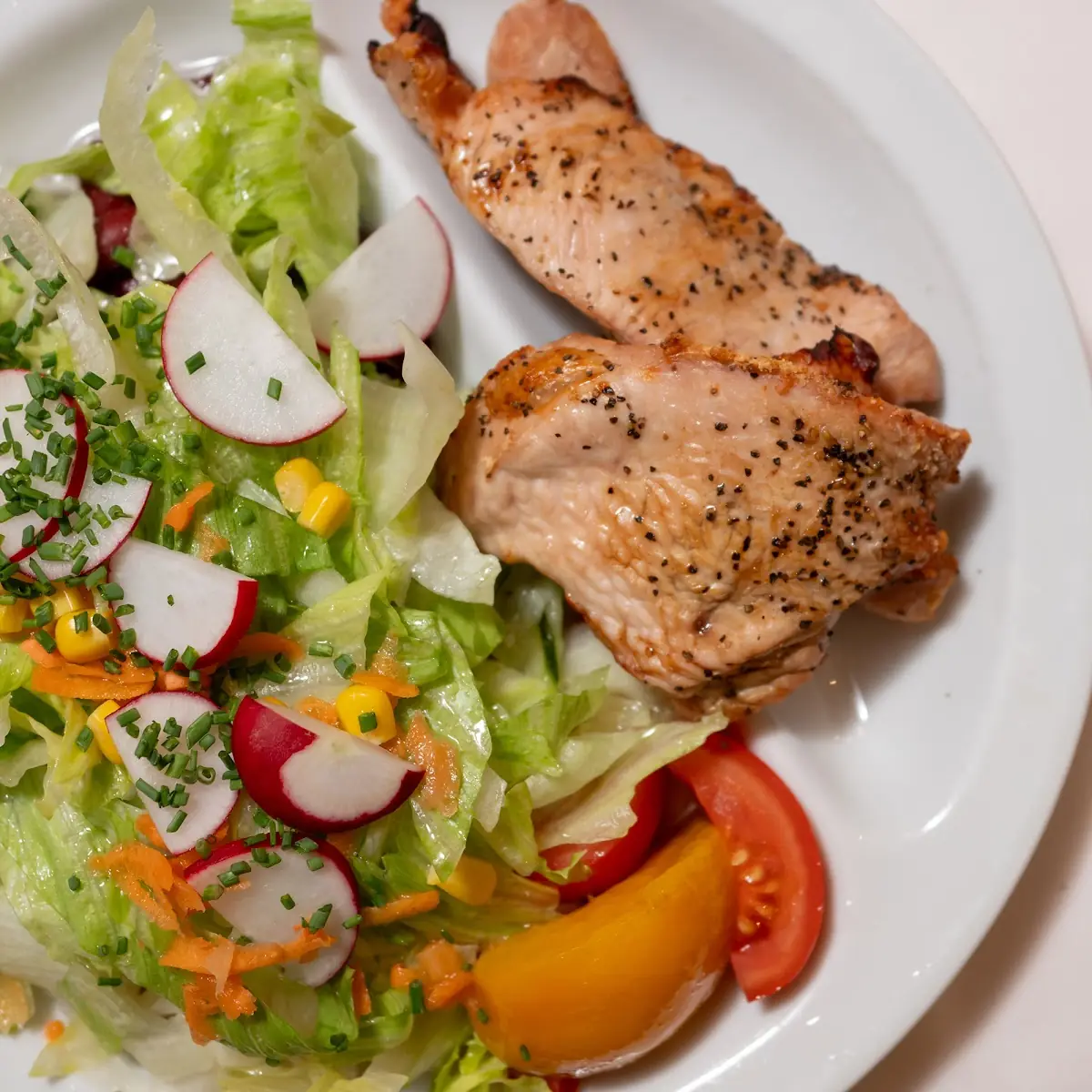 Fitnessteller - Gemischter Salat Mit Gegrillten Putenstreifen Und Pfrisichschale