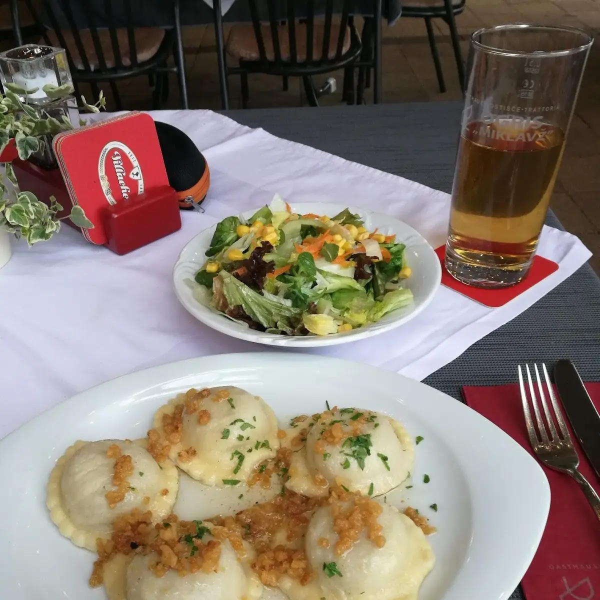 Fleischnudel Mit Grammerln Und Grünem Salat