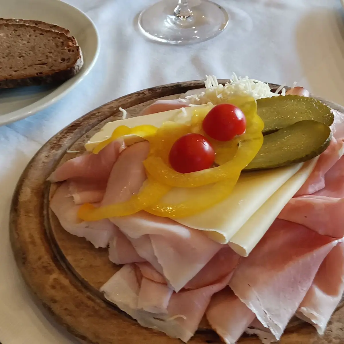 Gekochter Milder Schinken Garniert Mit Kren Und Hausbrot