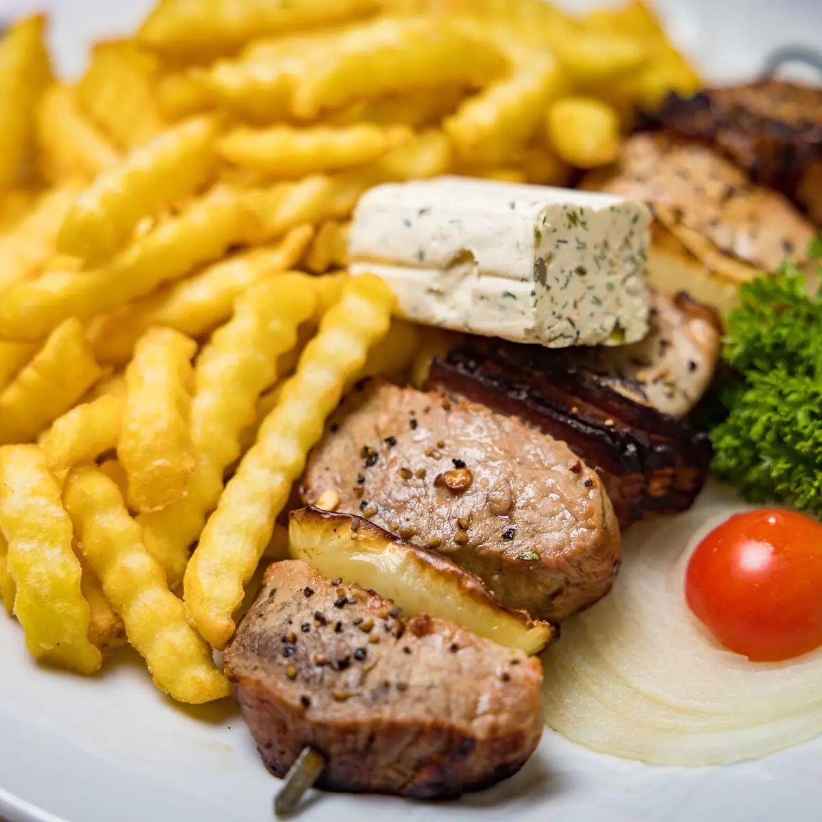 Grillteller Ogris Mit Pommes Frites Und Zartem Feingemüs