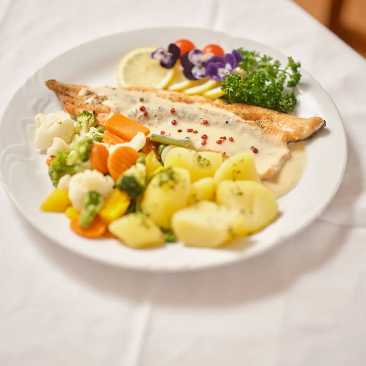 Schollenfilet Gebacken Mit Kräuterkartoffel Und Sauce Tartare