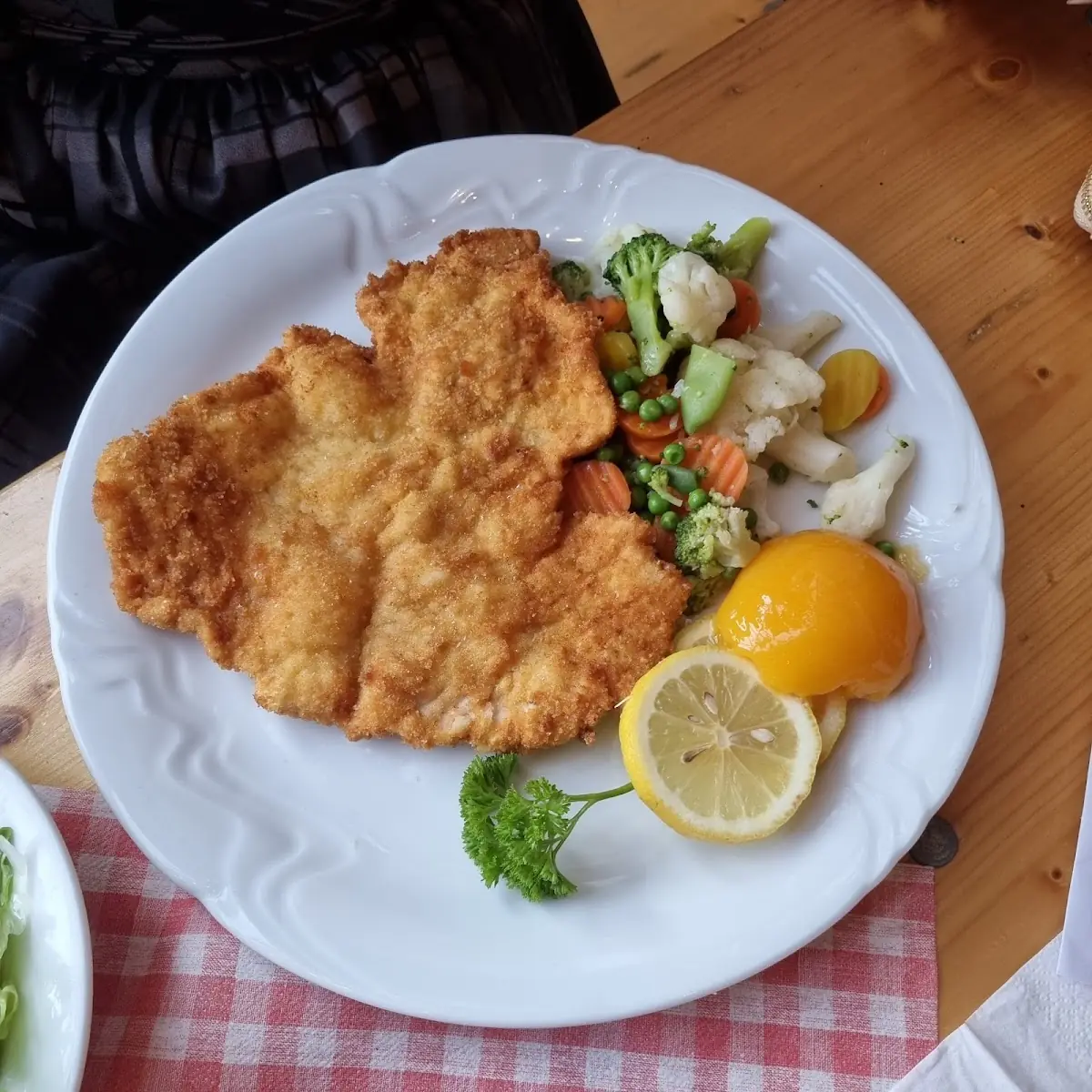 Wienerschnitzel Vom Heimischen Schwein Mit Pommes Frites
