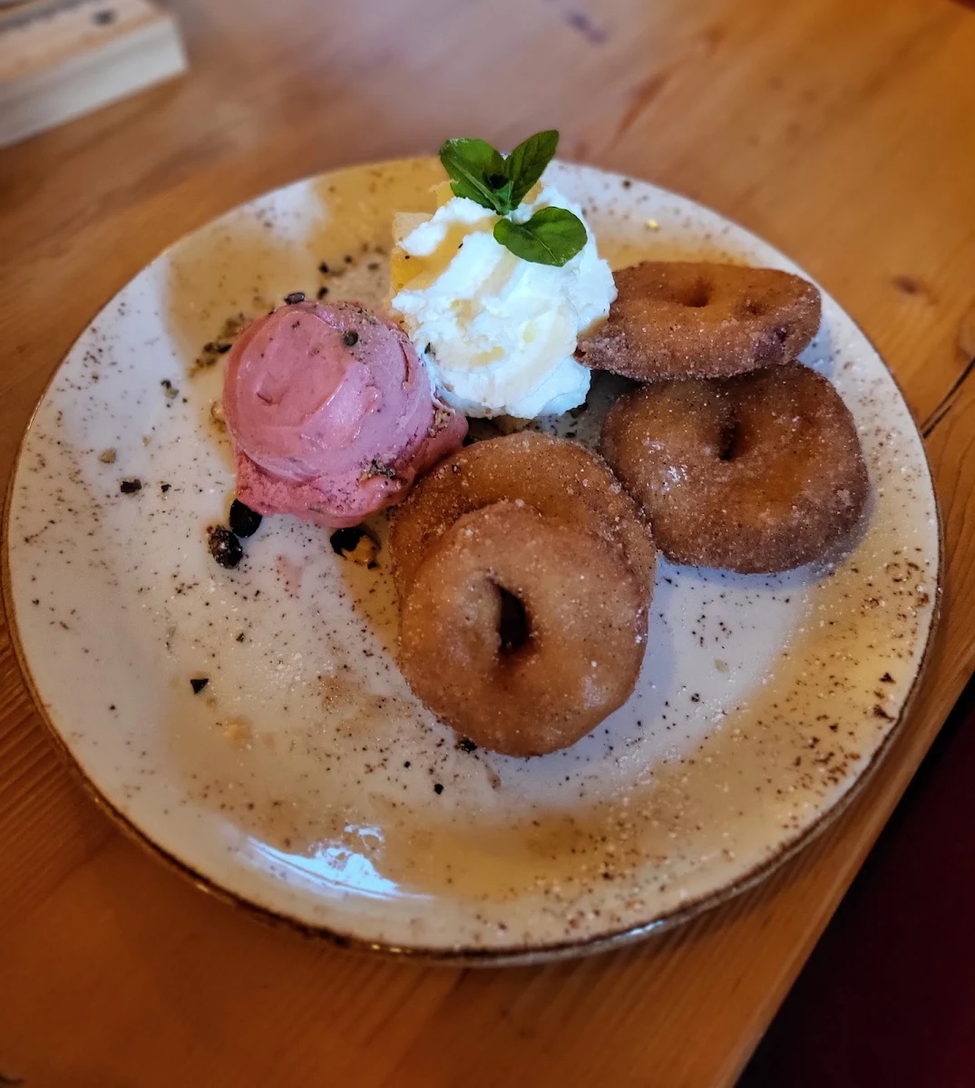 Apfelküchlein Mit Himbeersorbet