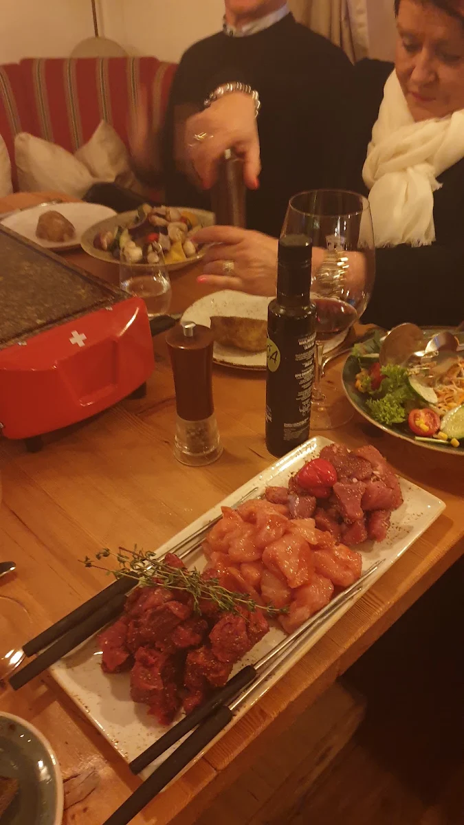 Gemischtes Fleisch Auf Stein Darunter Raclette