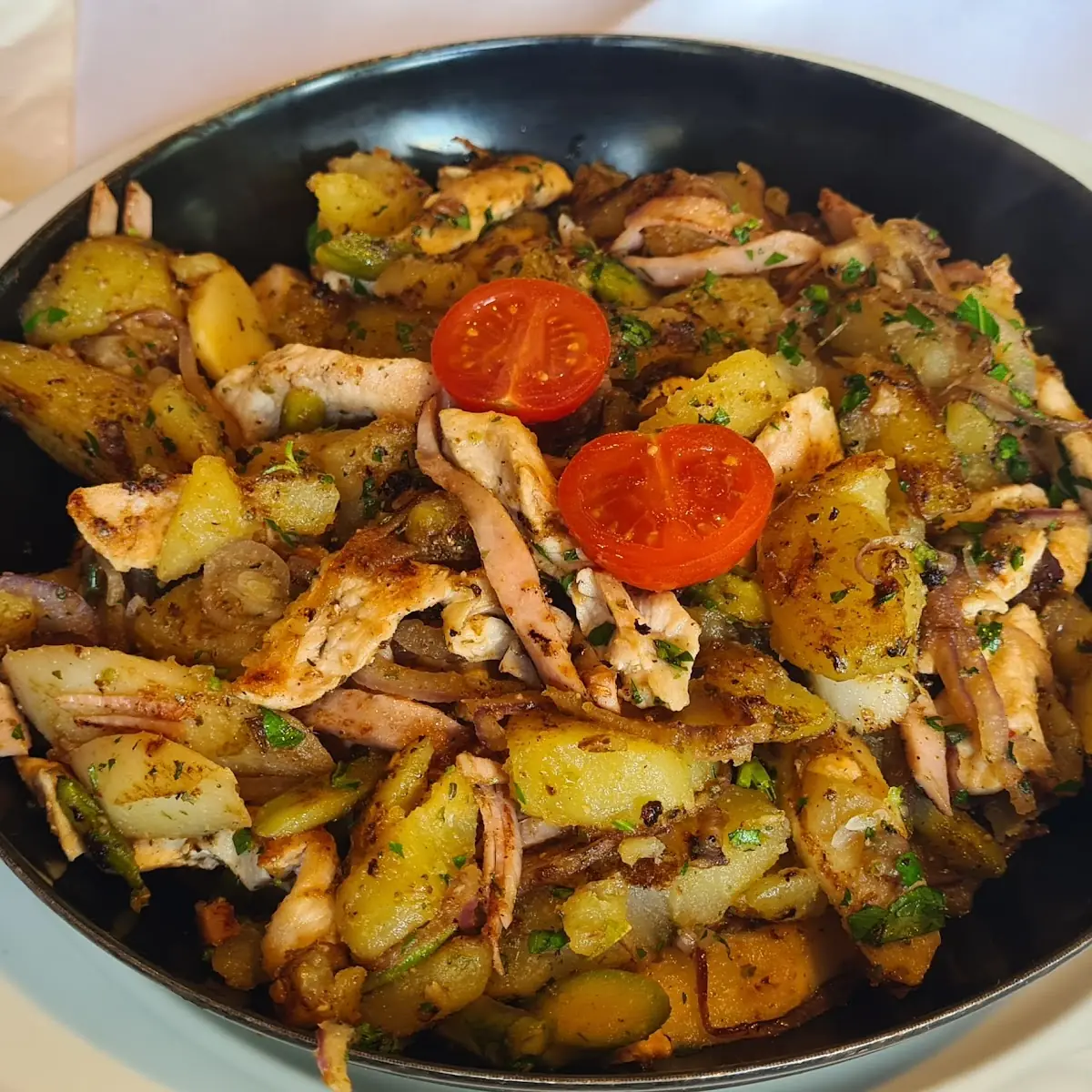 Hühnerfleisch Mit Erdäpfel Roten Zwiebeln Und Spargel