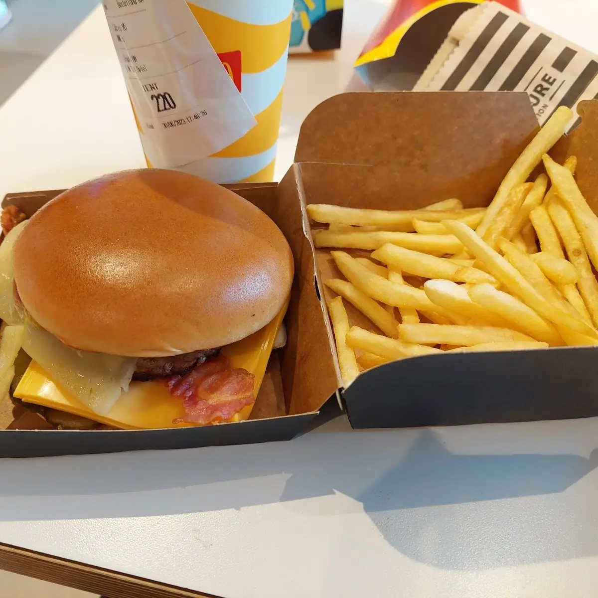 Signaturen Cheese & Bacon Burger Menü