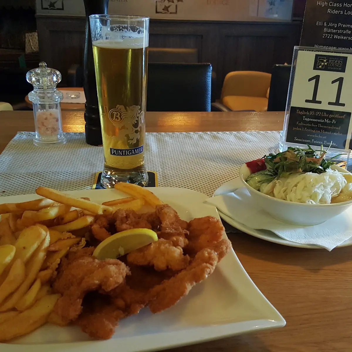 Surschnitzel Mit Pommes Frites Und Gemischten Salat