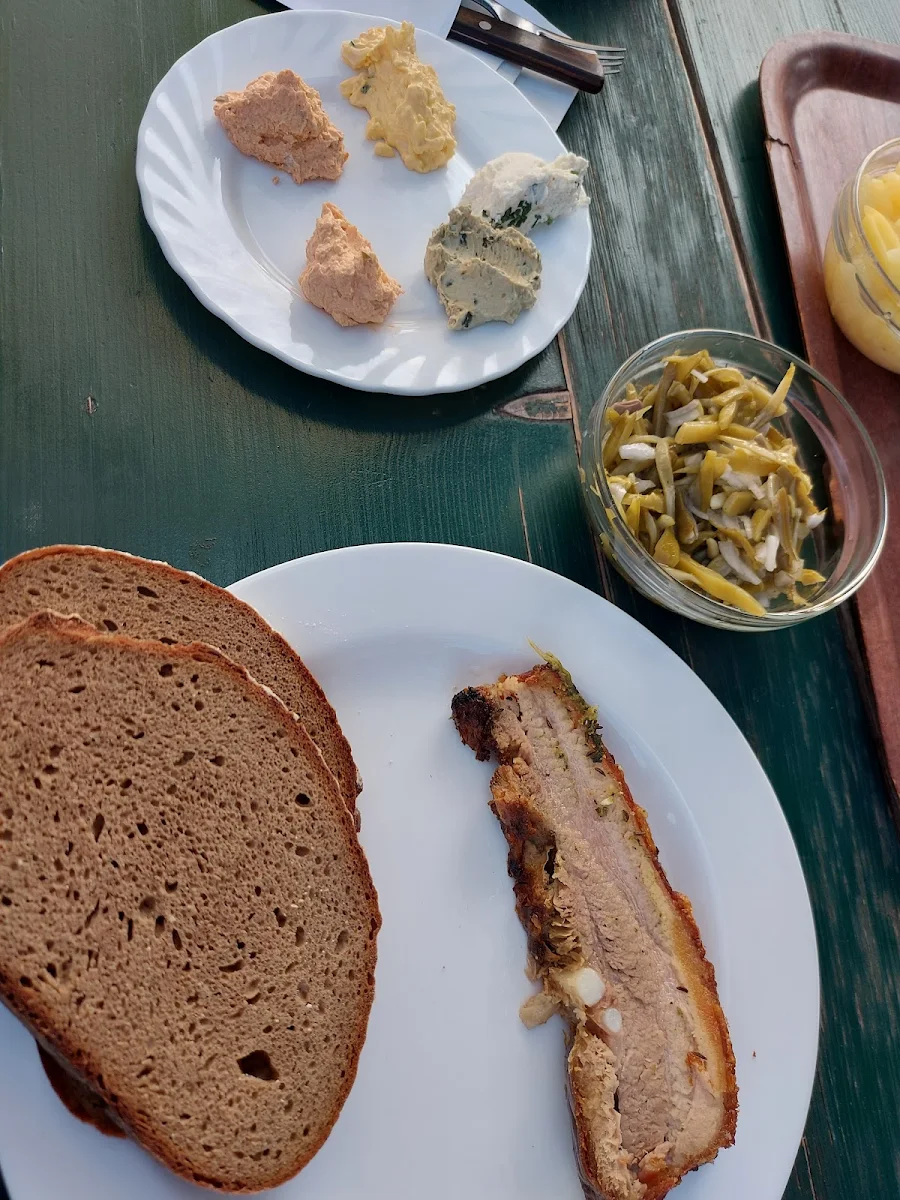 Warmes Bauchfleisch Mit Brot