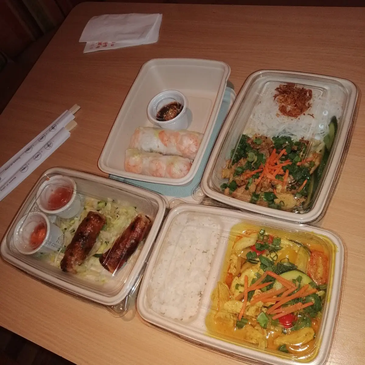 Frühlingsrollen Sommerrollen Schweinebauch Mit Reis Nudeln Und Hühnercurry Mit Reis