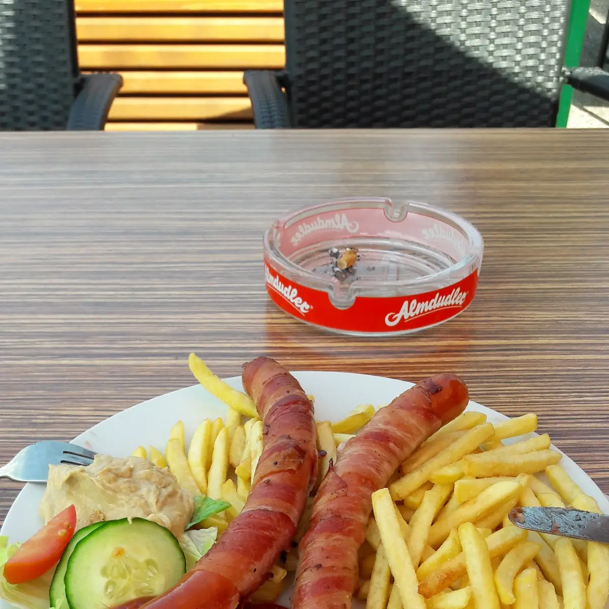 Berner Würstel Mit Pommes Senf Und Ketchup