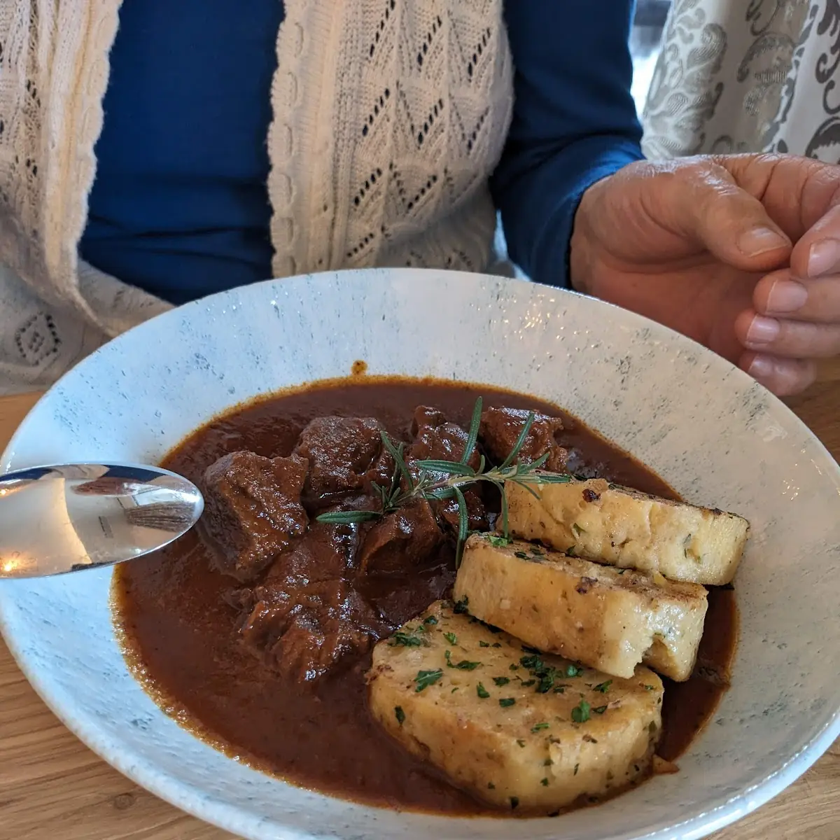 Rinds Gulasch Mit Serviettenknödel