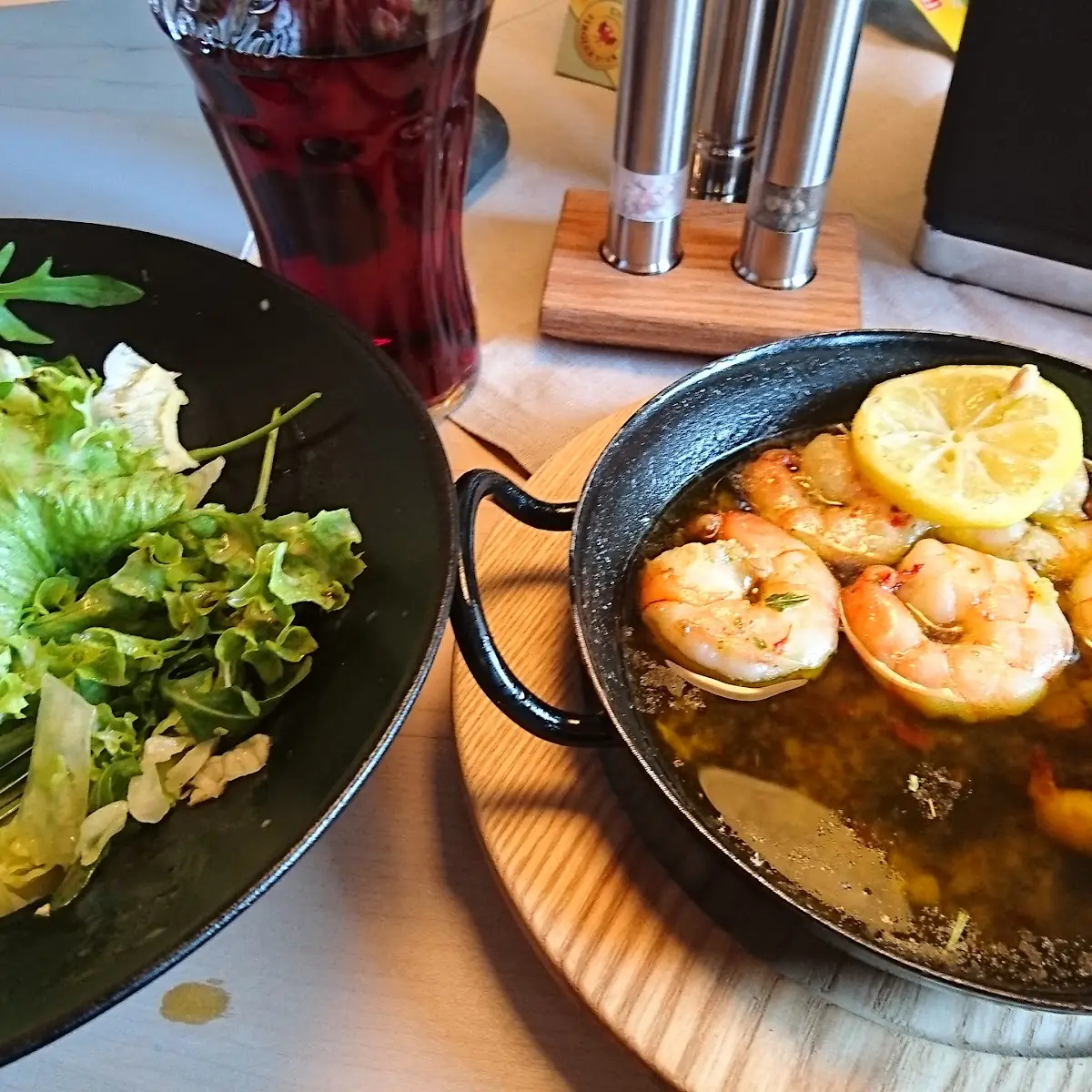 Garnelen Mit Knoblauch Und Salat