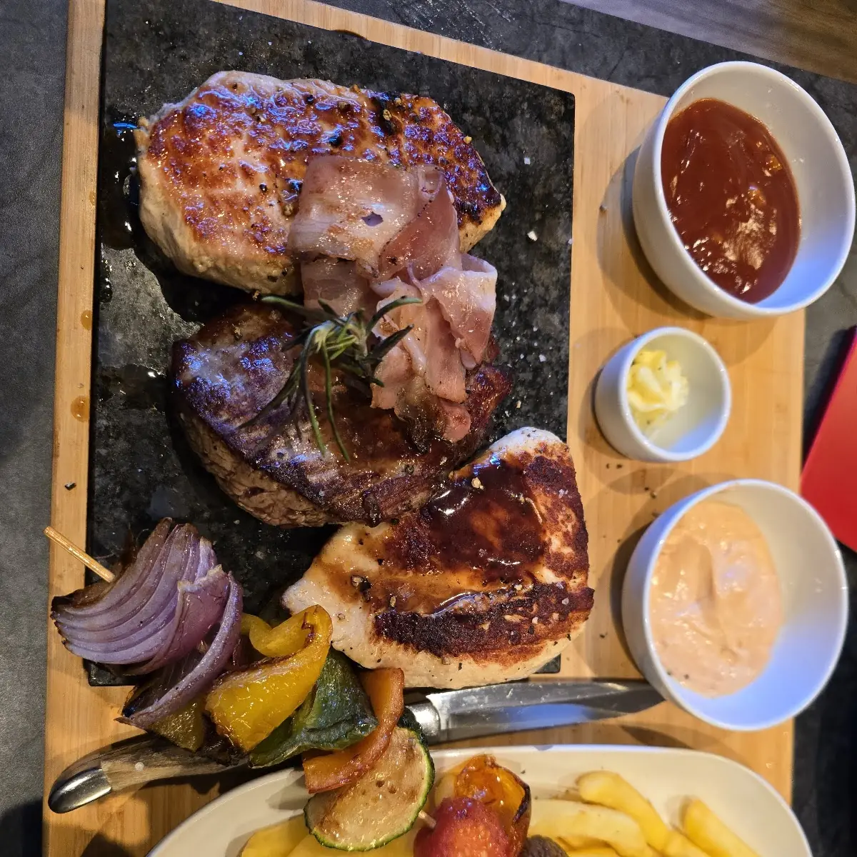 Grillteller Mit Pommes