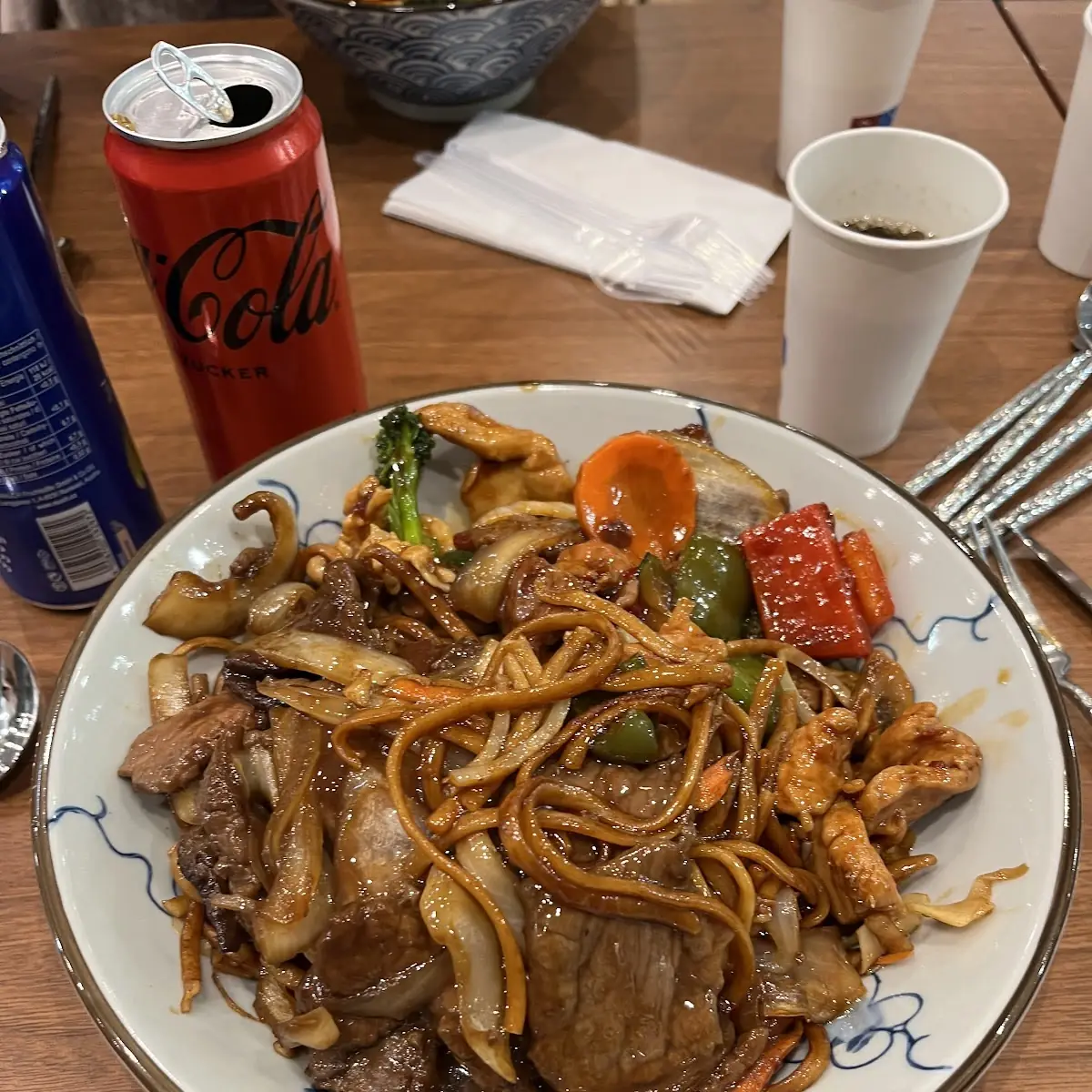 Koreanisches Rindfleisch Nudeln Und Frühlingsrollen