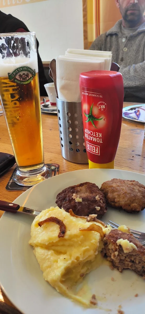 Fleisch Laibchen Mit Kartoffelpüree Und Gerösteten Zwiebeln