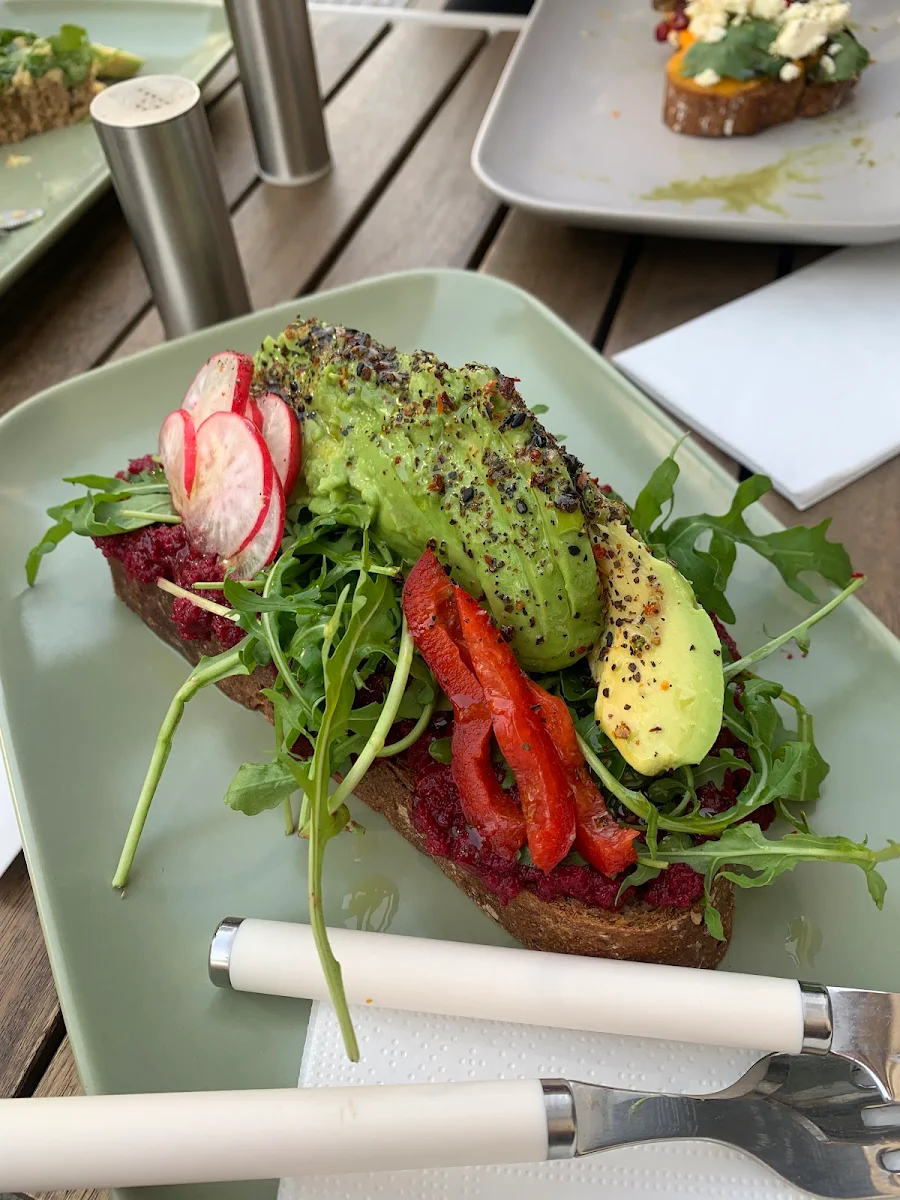 Avocado Brot Mit Rote Beete Hummus